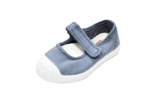 A single light blue canvas Mary Jane shoe with a white rubber toe cap and sole, shown on a white background. Japanese text at the bottom reads